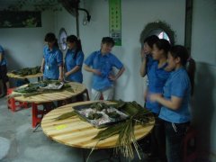 巧媳婦、新酷男，老節日，新過法！--記端午節DIY包粽子比賽